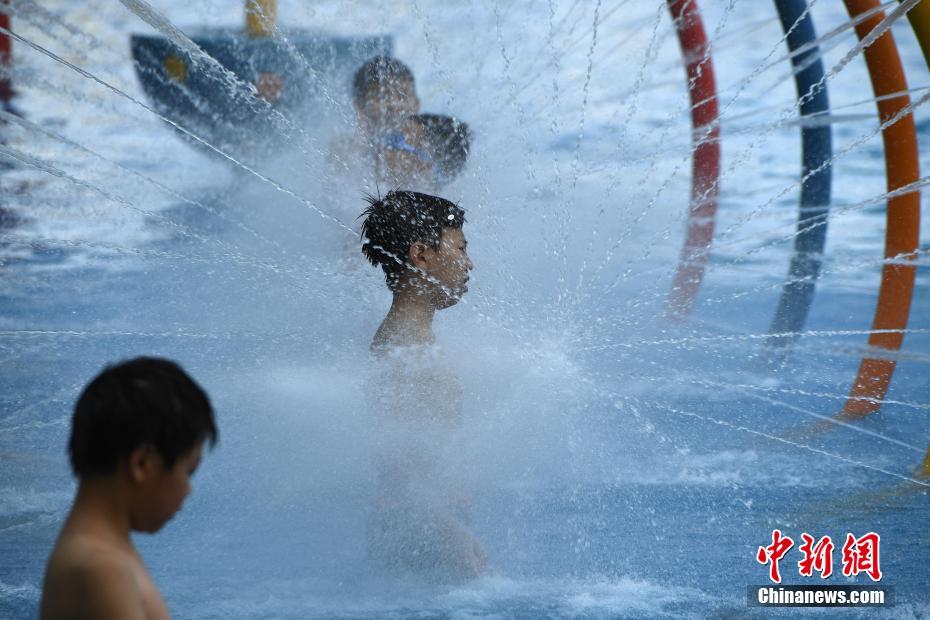 “火炉”重庆连发九天高温预警 民众水中避暑