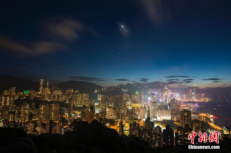 香港夜空上演“双星伴月”美丽天象