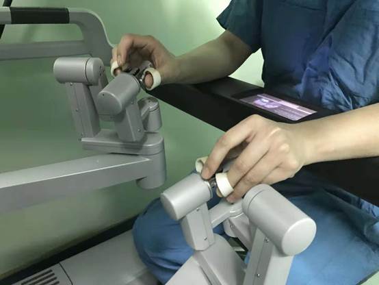 甘青宁新首例达芬奇机器人单孔腹腔镜下宫颈癌根治术落幕甘肃省人民医院