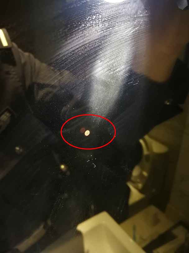 卫生间镜面隐藏针孔摄像头吓坏住客酒店报警自证清白
