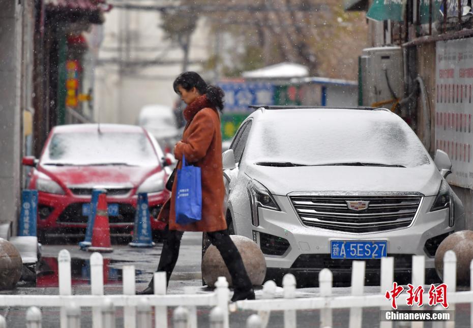 乌鲁木齐浓雾过后迎风雪 新疆天山南北大幅降温