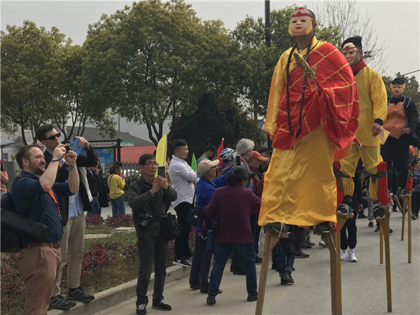 传统民俗蚕花节吸引外国友人聆听桐乡声音