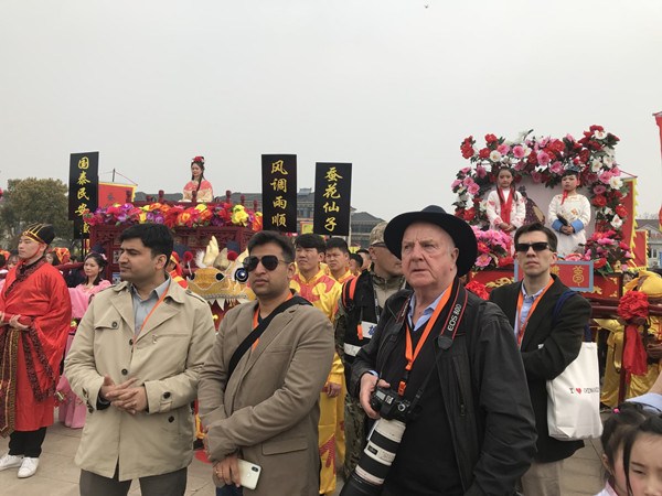 传统民俗蚕花节吸引外国友人聆听桐乡声音
