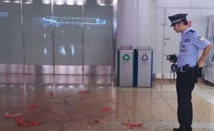 湖南老人在首都机场二号航站楼引燃鞭炮(图)