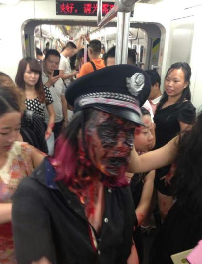 30名“丧尸”坐武汉地铁吓坏乘客 网友谴责太惊悚(图)