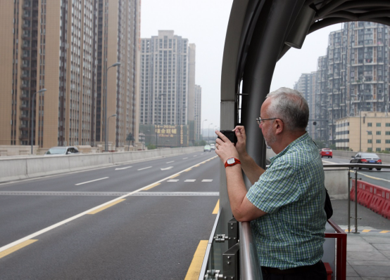 亚洲主流媒体记者体验成都二环路快速公交系统