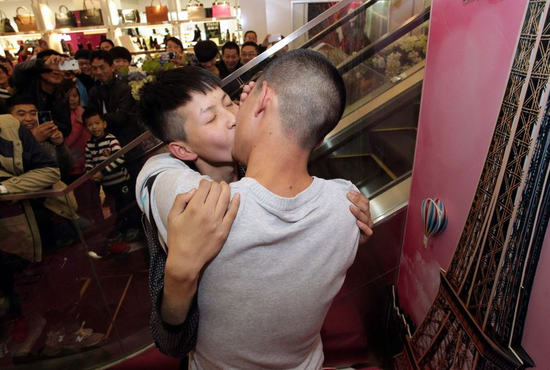 两男子为赢iPhone6接吻大赛上当众热吻