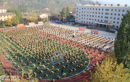 陕西一高校80名老师用望远镜监考1200学生