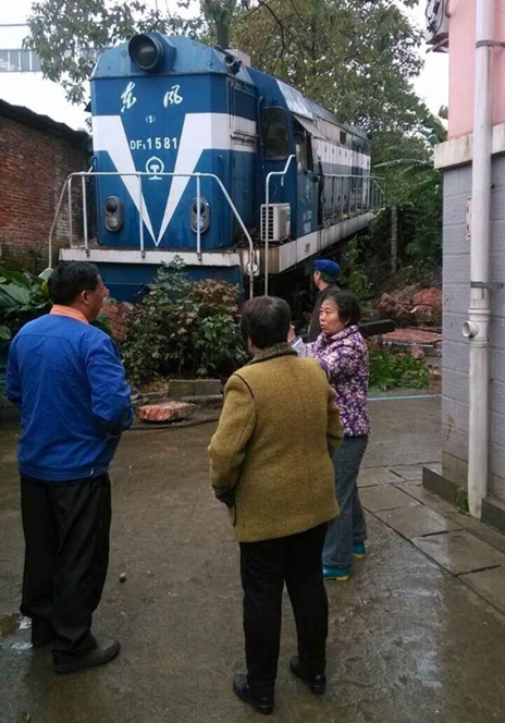 广西柳州火车机车头出轨闯入和平路小区事故原因查明