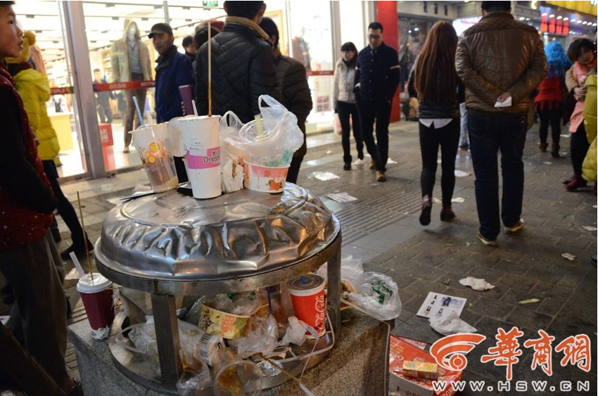 平安夜结束满地垃圾 素质差还是垃圾桶太少