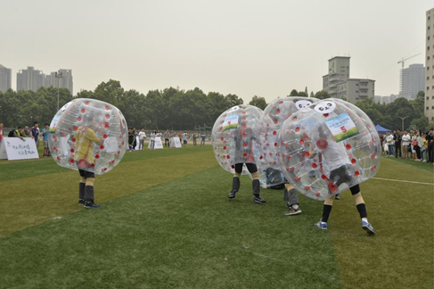 熊猫泡泡足球首现蓉城 倡导生态保护