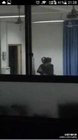 重庆男教师在办公室亲吻搂抱女生 已被开除
