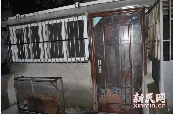 浦东南杨小区居民楼起火 有住户3楼跳下受伤