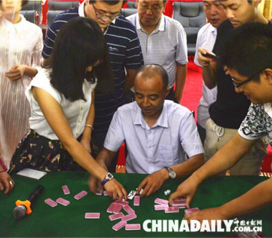 公益反赌中国行在石启动“千王”龙祥现场揭秘赌场内幕