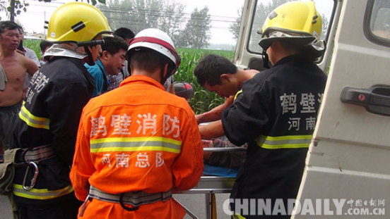两车相撞一人被困 鹤壁浚县消防官兵成功救援