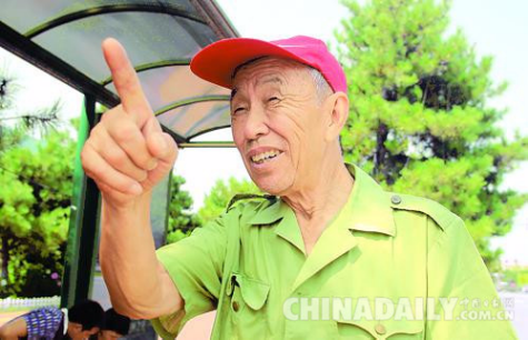 河北秦皇岛一79岁老党员的志愿者梦