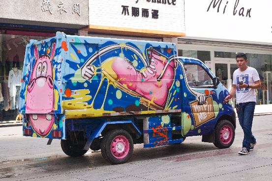最美垃圾车亮相秦皇岛 涂鸦呼吁市民保护环境