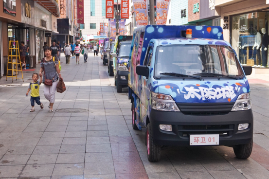 最美垃圾车亮相秦皇岛 涂鸦呼吁市民保护环境