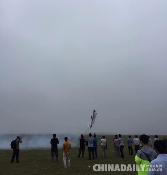 大批微型航空器降落亚洲最大草地机场 引众人围观