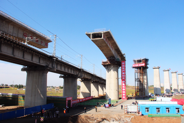 中国铁路跨铁路墩顶转体法施工第一高桥实现成功转体