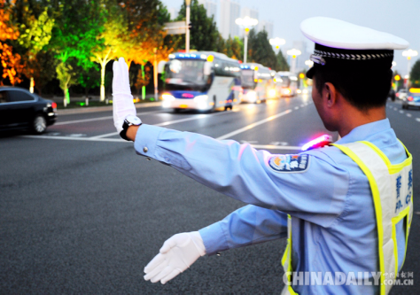 沧州600余名交警7小时护航“杂技节”闭幕式