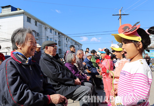 秦皇岛市东港里社区为百岁老人献“寿”过重阳