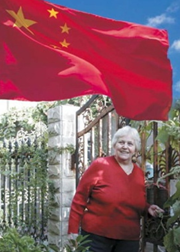 “华籍美人”吴雪莉的中国情：一面五星红旗珍藏66年<BR>