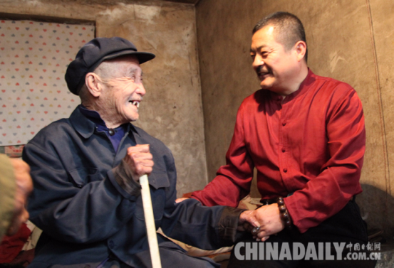 唐山遵化爱心企业家重阳节慰问抗战老兵和贫困老人