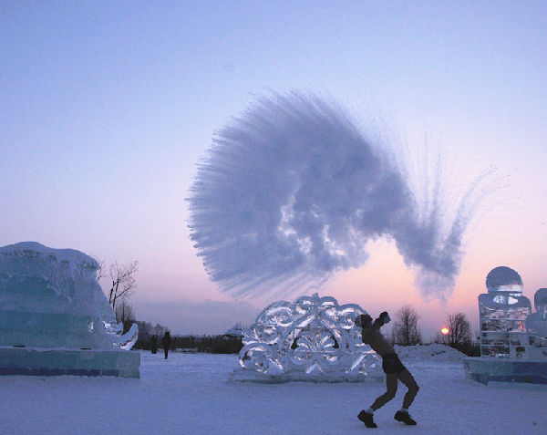 低温寒潮难挡哈尔滨冰雪大世界游玩热