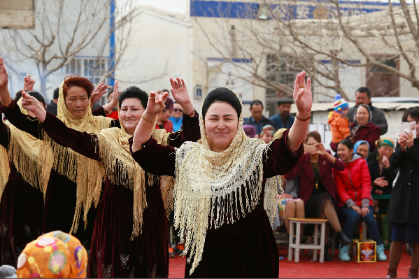 维吾尔族妇女上演女神秀