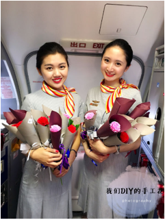 海南航空开展“浓情康乃馨，感恩母亲节”机上活动获赞扬