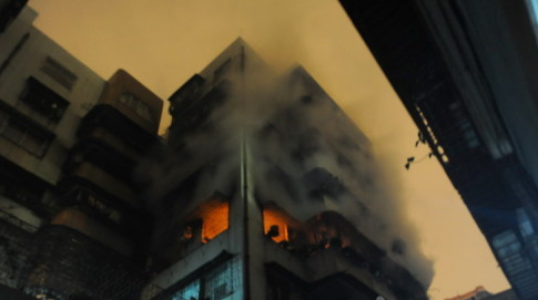 北京一居民楼阳台起火殃及邻居 幸好大火中并无居民被困