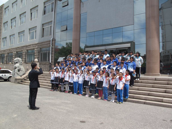 青岛法院集中开展“少年法庭开放日”活动 呼吁全社会向校园暴力说“不”