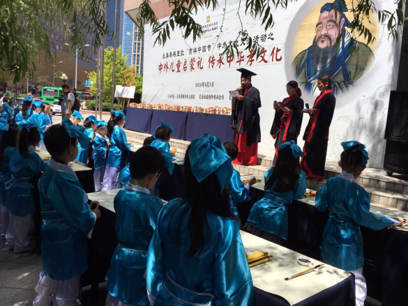 长春香格里拉为百名中外国儿童举行传统启蒙礼