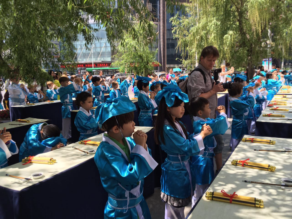 长春香格里拉为百名中外国儿童举行传统启蒙礼