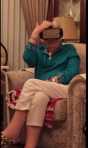 老太太看VR版《侏罗纪公园》：太逼真拼命挣扎