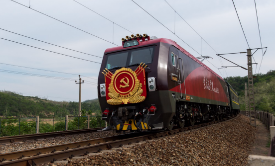 “共产党员号”机车完成首次国际联运列车牵引任务