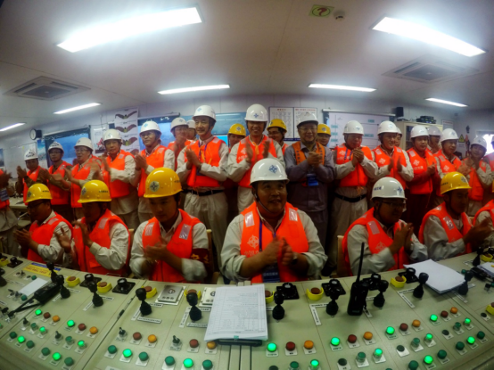 港珠澳大桥海底隧道直线段沉管安装完毕 安装精度创记录