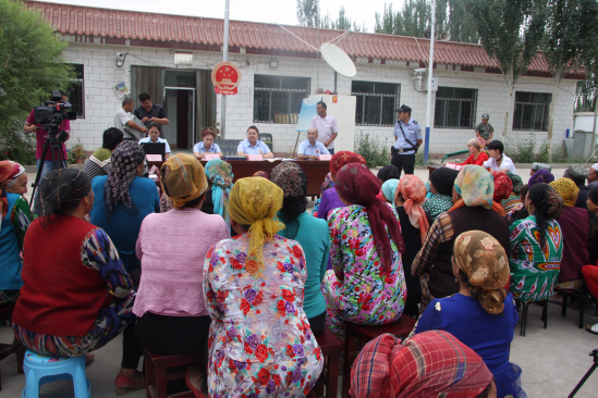 新疆阿克苏市住村工作组摆“乡村法庭”槌响乡音