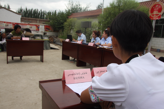 新疆阿克苏市住村工作组摆“乡村法庭”槌响乡音