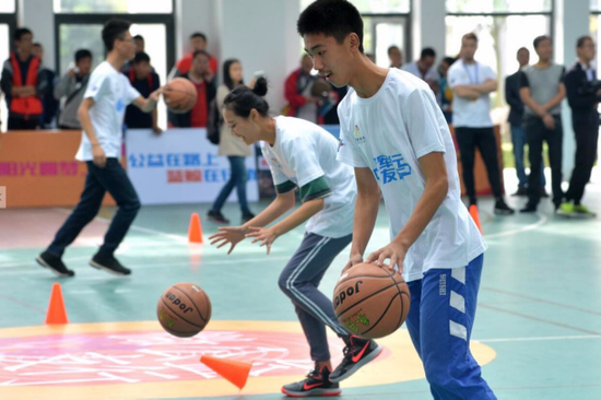 “微公益·彭友行”：CBA总冠军四川男篮牵手彭州举办篮球公益活动