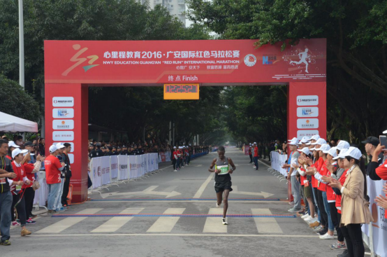 2016广安国际红色马拉松赛举行 吸引8000余位跑者参赛