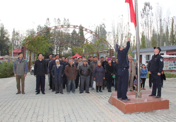 霍城县 开展“升国旗 感党恩 聚力总目标”活动氛围浓