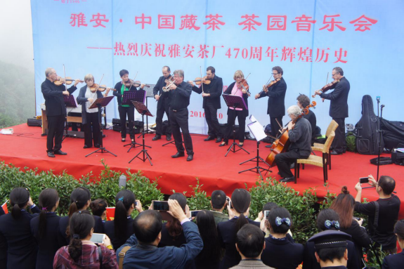 法国宫廷交响乐团在四川雅安举行茶园音乐会
