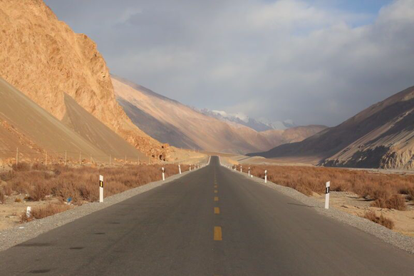 “生命禁区”辟坦途——武警交通部队集中整治新藏公路新疆段道路病害纪实