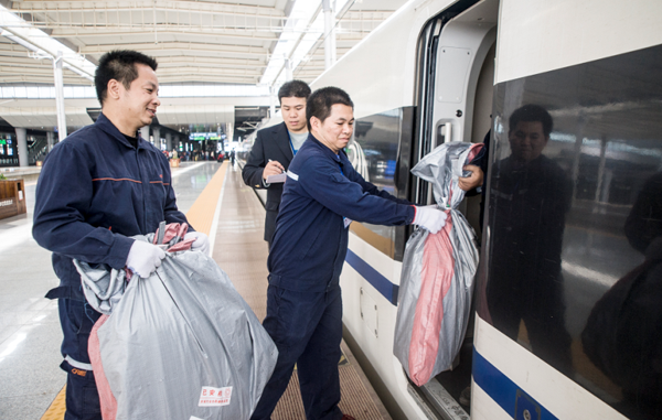 “双11” 广西电商货物乘高铁前往杭州