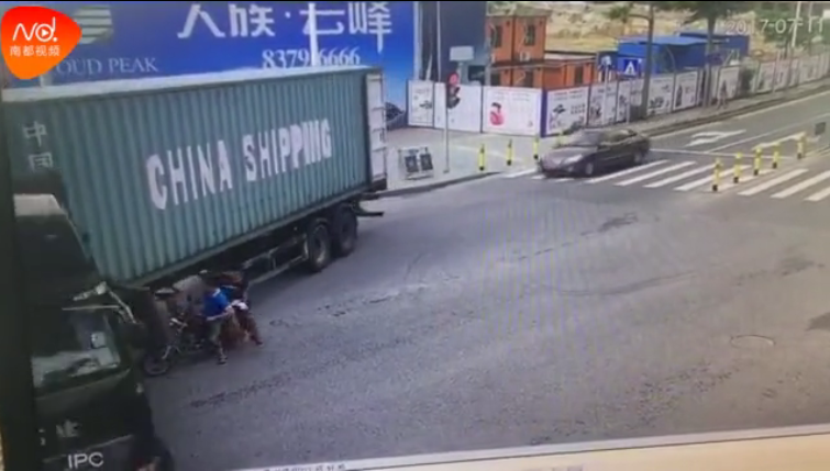 大货车路口突然掉头 男子被碾身亡