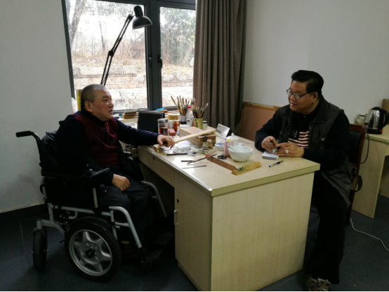 【中国梦·实践者】李春敏：轮椅上走出的瓷板画大师