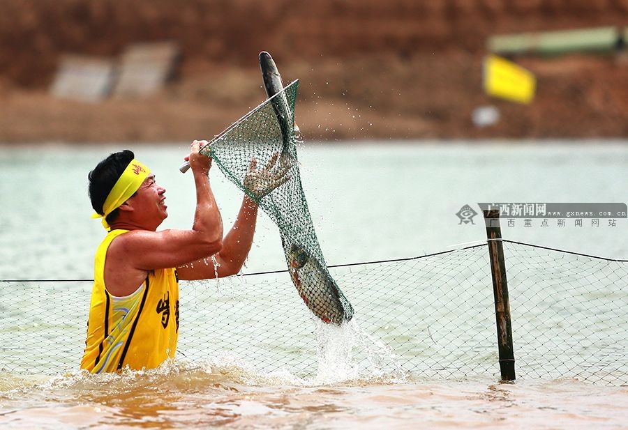 宁明捕鱼大赛 演绎水上“速度与激情”