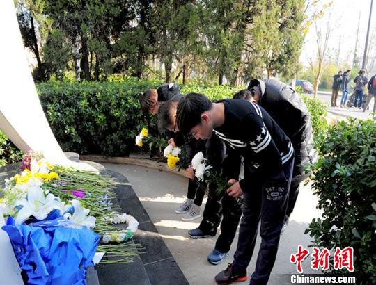 奥运冠军南京中山码头祭奠南京大屠杀遇难同胞